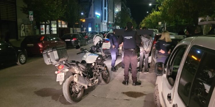 Alldaynews.gr Αναστάτωση στο κέντρο της Λάρισας: Νεαρός κυκλοφορούσε με ψεύτικο πιστόλι – Προσήχθη από την Αστυνομία