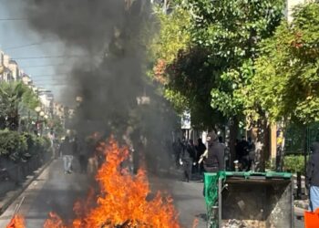Κλειστή η Πατησίων στο ύψος του Οικονομικού Πανεπιστημίου Αθηνών – Κουκουλοφόροι άναψαν φωτιά σε κάδους
