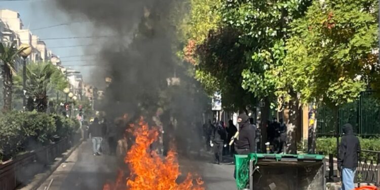 Alldaynews.gr Κλειστή η Πατησίων στο ύψος του Οικονομικού Πανεπιστημίου Αθηνών – Κουκουλοφόροι άναψαν φωτιά σε κάδους