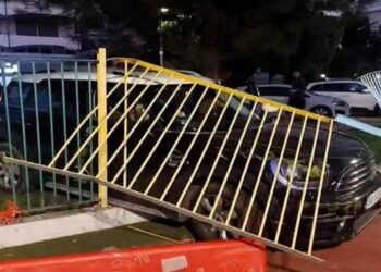 Παραλίγο τραγωδία σε παιδική χαρά στη Βουλιαγμένη: Αυτοκίνητο καρφώθηκε στα κάγκελα