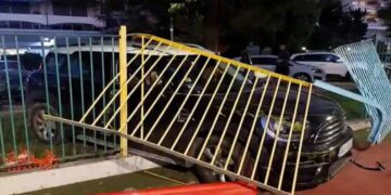 Παραλίγο τραγωδία σε παιδική χαρά στη Βουλιαγμένη: Αυτοκίνητο καρφώθηκε στα κάγκελα