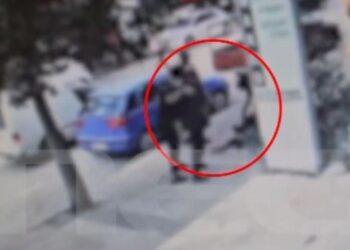 Λαμία: Η στιγμή που ο πατέρας και ο θείος του 17χρονου χτυπούν μαθητές ΕΠΑΛ που του επιτέθηκαν[Σοκαριστικές Εικόνες]