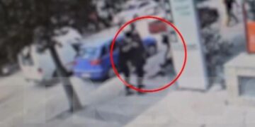 Λαμία: Η στιγμή που ο πατέρας και ο θείος του 17χρονου χτυπούν μαθητές ΕΠΑΛ που του επιτέθηκαν[Σοκαριστικές Εικόνες]