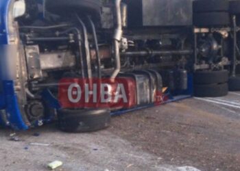 Βίλια: Aνετράπη νταλίκα που μετέφερε ζώα – Νεκρός ο οδηγός