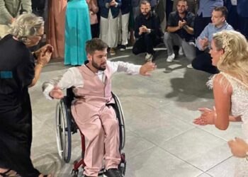 Το πιο παλικαρίσιο ζεϊμπέκικο από έναν πραγματικό άγγελο… Ο Λαρισαίος που συγκίνησε τους πάντες στον γάμο της αδερφής του[video]