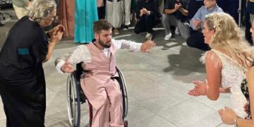 Το πιο παλικαρίσιο ζεϊμπέκικο από έναν πραγματικό άγγελο… Ο Λαρισαίος που συγκίνησε τους πάντες στον γάμο της αδερφής του[video]