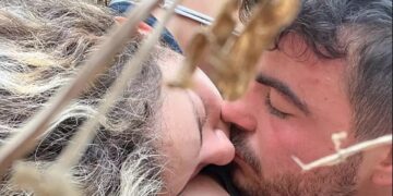 Alldaynews.gr Το φιλί που νίκησε τον θάνατο – Η selfie που τράβηξε την ώρα του μακελειού νεαρό ζευγάρι στο αιματοβαμμένο φεστιβάλ