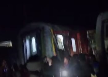 Ινδία: Τουλάχιστον 4 νεκροί και 100 τραυματίες από τον εκτροχιασμό τρένου
