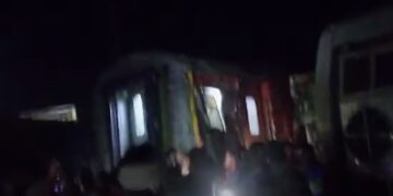 Alldaynews.gr Ινδία: Τουλάχιστον 4 νεκροί και 100 τραυματίες από τον εκτροχιασμό τρένου