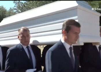 Αναχώρησε η σορός της Μαίρης Χρονοπούλου για το αποτεφρωτήριο της Ριτσώνας