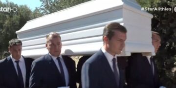 Alldaynews.gr Αναχώρησε η σορός της Μαίρης Χρονοπούλου για το αποτεφρωτήριο της Ριτσώνας