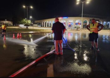 Ακούραστος Μπέος: Πλένει τους δρόμους τα μεσάνυχτα μαζί με τον γιο του[Φωτογραφίες]