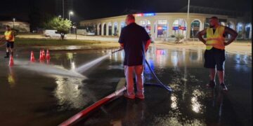 Ακούραστος Μπέος: Πλένει τους δρόμους τα μεσάνυχτα μαζί με τον γιο του[Φωτογραφίες]