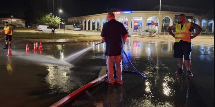 Ακούραστος Μπέος: Πλένει τους δρόμους τα μεσάνυχτα μαζί με τον γιο του[Φωτογραφίες]