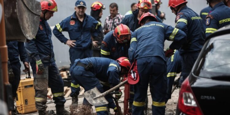 Alldaynews.gr Τραγωδία στον Πειραιά:  Νεκρός ο 35χρονος άντρας που έπεσε σε φρεάτιο