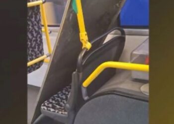 Θεσσαλονίκη: Της ήρθε στo κεφάλι κομμάτι της οροφής λεωφορείου – «Θα μου το άνοιγε στα δυο»