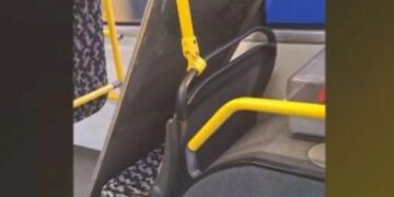 Alldaynews.gr Θεσσαλονίκη: Της ήρθε στo κεφάλι κομμάτι της οροφής λεωφορείου – «Θα μου το άνοιγε στα δυο»