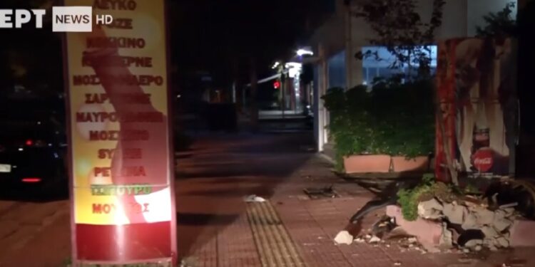 Τροχαίο με Νεκρό έναν 28χρονο στην Ηλιούπολη: Μηχανή πήρε «σβάρνα» κάδο, δέντρο, βαρέλι και κράσπεδο[video]