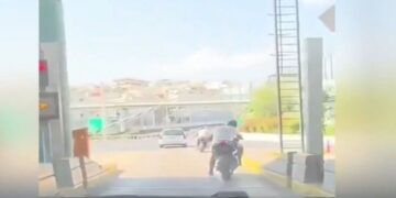 Αττική Οδός: Μπάρα διοδίων πέφτει πάνω σε οδηγό μηχανής που πέρασε χωρίς να πληρώσει[video]