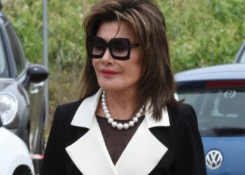 Στο ”σφυρί” η θρυλική λιμουζίνα που είχε η Γιάννα Αγγελοπούλου Δασκαλάκη – Με δερμάτινα καθίσματα, ιδιαίτερο σαλόνι και συσκευή φαξ στο εσωτερικό του