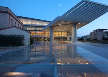 Όλη η αλήθεια για το περιστατικό με τον άνδρα που αφόδευσε μέσα στο Μουσείο της Ακρόπολης