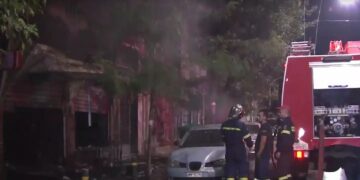 Alldaynews.gr Καταστράφηκε ολοσχερώς από φωτιά κατάστημα ηλεκτρικών ειδών στον Άγιο Παντελεήμονα