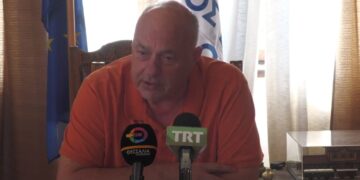 Alldaynews.gr Χυδαία επίθεση Μπέου σε δημοσιογράφους – «Μια φορά τον μήνα κάνεις μπάνιο μωρή»