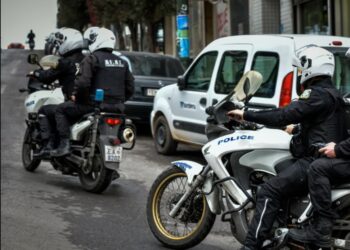 Άγιος Στέφανος: Μοτοσικλέτα της ομάδας ΔΙΑΣ συγκρούστηκε με όχημα – Τραυματίες δύο αστυνομικοί