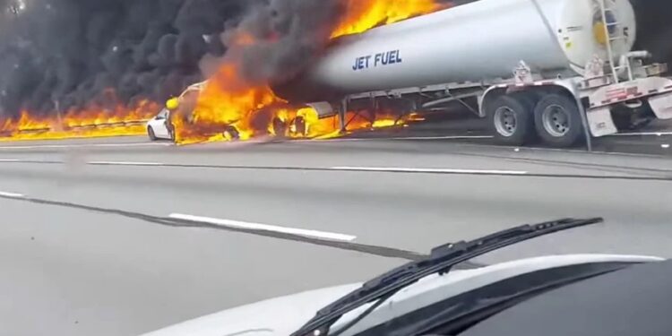 Alldaynews.gr Τραγωδία με 2 νεκpoύς: Σταμάτησαν να αλλάξουν λάστιχο και έπεσε πάνω τους βυτιοφόρο καυσίμων – Ξέσπασε τεράστια φωτιά (video)