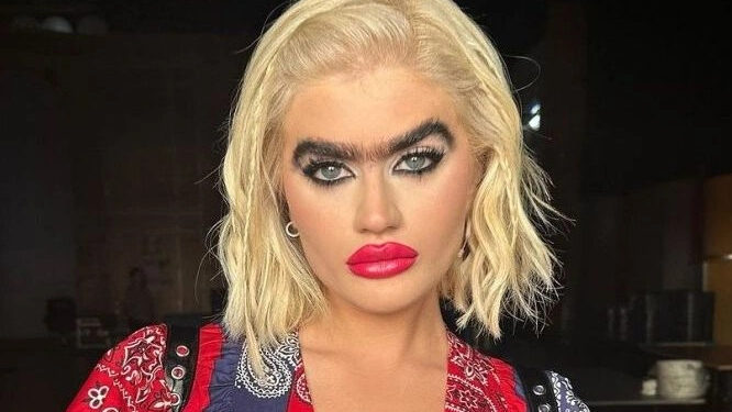 Η Σοφία Χατζηπαντελή «κούρεψε» τα πυκνά φρύδια της και είναι αγνώριστη – Η φωτό με την Μπακοδήμου