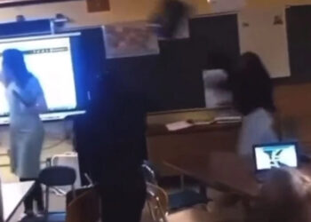 Alldaynews.gr Δείτε σοκαριστικό βίντεο με 15χρονη μαθήτρια να εκσφενδονίζει καρέκλα στο κεφάλι της καθηγήτριάς της
