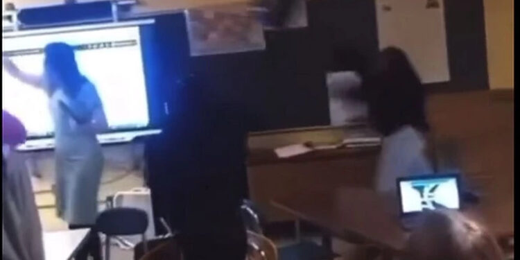 Δείτε σοκαριστικό βίντεο με 15χρονη μαθήτρια να εκσφενδονίζει καρέκλα στο κεφάλι της καθηγήτριάς της