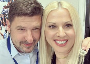 Η σύζυγος του Νίκου Χαρδαλιά δηλώνει ακόμη ερωτευμένη μαζί του