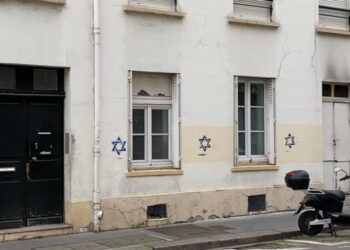Alldaynews.gr Σοκ στη Γαλλία: Γέμισαν με Άστρα του Δαβίδ σπίτια και επιχειρήσεις Εβραίων (φωτο)