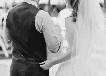 Δάκρυσαν οι καλεσμένοι: ”Μακάρι να ήσουν εδώ…”-Νύφη στην Κρήτη ράγισε καρδιές στα σκαλιά της εκκλησίας[Φωτογραφία]