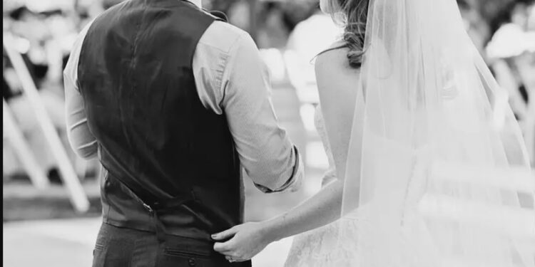 Δάκρυσαν οι καλεσμένοι: ”Μακάρι να ήσουν εδώ…”-Νύφη στην Κρήτη ράγισε καρδιές στα σκαλιά της εκκλησίας[Φωτογραφία]