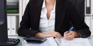 Alldaynews.gr Έτσι παγίδευσαν τη γραμματέα φροντιστηρίου που παρακρατούσε χρήματα από τις καταβολές – Ομολόγησε και επέστρεψε τα λεφτά