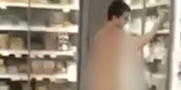 Alldaynews.gr Απίστευτο περιστατικό σε σούπερ μάρκετ της Αττικής: Πήγε να ψωνίσει… ολόγυμvoς (video)