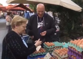 Ηλικιωμένη ξέσπασε με τον Άδωνι: «Λέει βλακείες και εμείς πιο βλάκες που τα δεχόμαστε» (video)