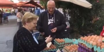 Ηλικιωμένη ξέσπασε με τον Άδωνι: «Λέει βλακείες και εμείς πιο βλάκες που τα δεχόμαστε» (video)