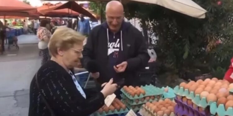 Ηλικιωμένη ξέσπασε με τον Άδωνι: «Λέει βλακείες και εμείς πιο βλάκες που τα δεχόμαστε» (video)