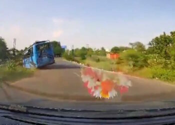 Λεωφορείο γεμάτο κόσμο πέφτει με ταχύτητα μέσα σε ποτάμι