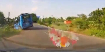 Alldaynews.gr Λεωφορείο γεμάτο κόσμο πέφτει με ταχύτητα μέσα σε ποτάμι