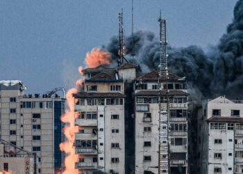 Alldaynews.gr Σοκαριστικό βίντεο: Η στιγμή που διαλύονται τα κτήρια του «Πύργου της Παλαιστίνης»