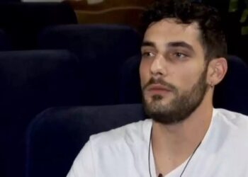 Καρυωτάκης: “Δέχθηκα μπούλινγκ, όχι μόνο για την εμφάνιση μου… Ζούσα σε κλειστή κοινωνία και αυτό τα λέει όλα”