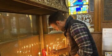 Κασσελάκης: «Αν βάλω 50 ευρώ για κεριά, θα μου δώσεις πενηντάρικο για βενζίνη;»