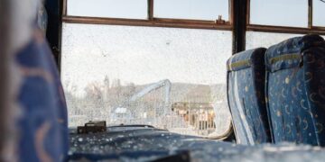 Alldaynews.gr Επιθέσεις ανεγκέφαλων με πέτρες σε λεωφορεία – Φόβος και τρόμος στο Ηράκλειο για οδηγούς και επιβάτες