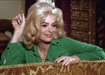 Είχε το βλέμμα της «μέγαιρας»: Η Μελίνα της έριξε 4 ξεγυρισμένα χαστούκια και πρήστηκε το πρόσωπό της