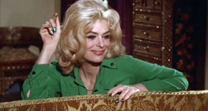 Είχε το βλέμμα της «μέγαιρας»: Η Μελίνα της έριξε 4 ξεγυρισμένα χαστούκια και πρήστηκε το πρόσωπό της