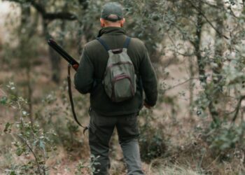 Παρ’ ολίγον οικογενειακή τραγωδία στο Ηράκλειο: Πυροβόλησε κατά λάθος τον πατέρα του στο κυνήγι